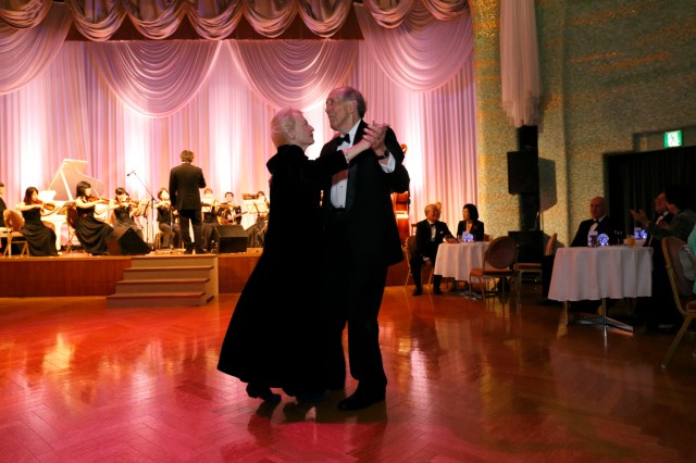 Dr. Robert Dennard dancing with his wife Jane at the 2013 Kyoto Prize Reception